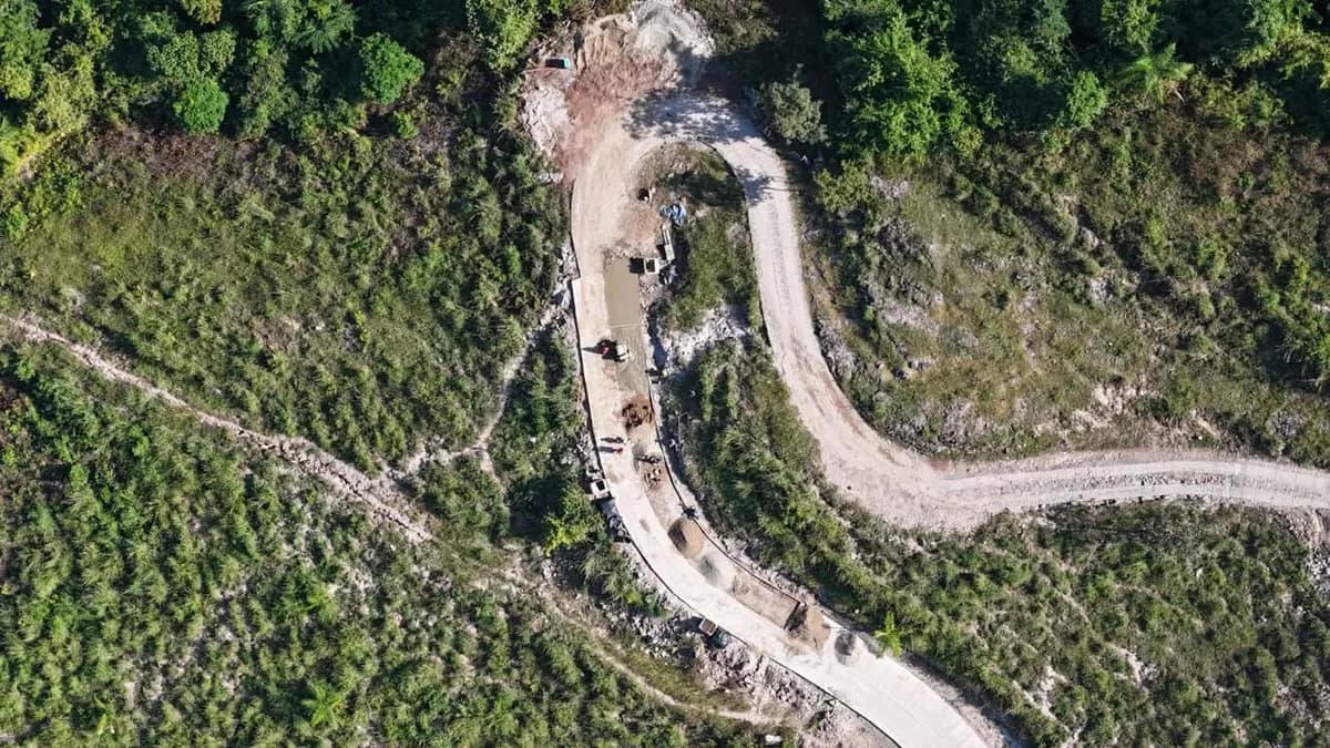 Pavimentación de vía — zona rural del Caribe